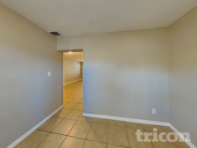 Photo - 1430 Thames Ln