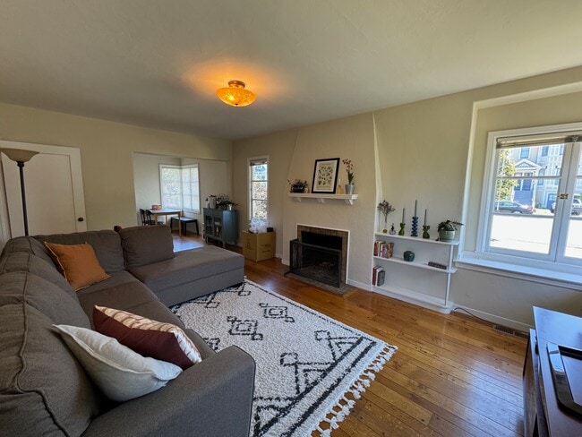 Building Photo - 919 Santa Clara Ave Unit #A
