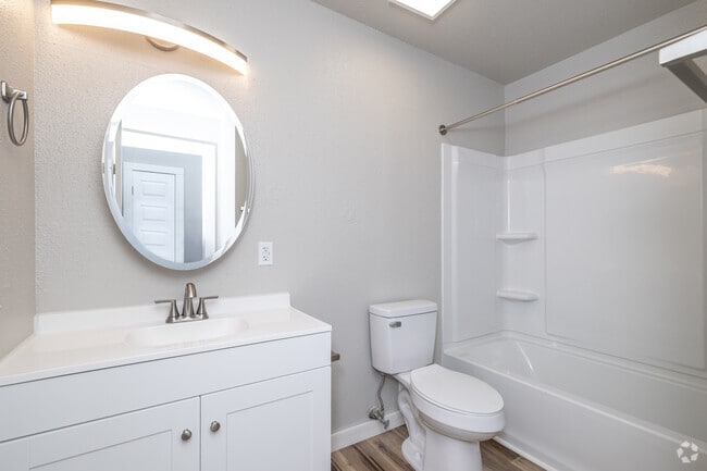 2BR, 1BA - 975SF - Bathroom - Green Acres Apartments