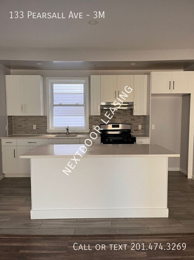 Building Photo - 133 Pearsall Ave Unit 3M