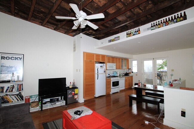 Building Photo - SPacious 2bd 2bath Unit 2