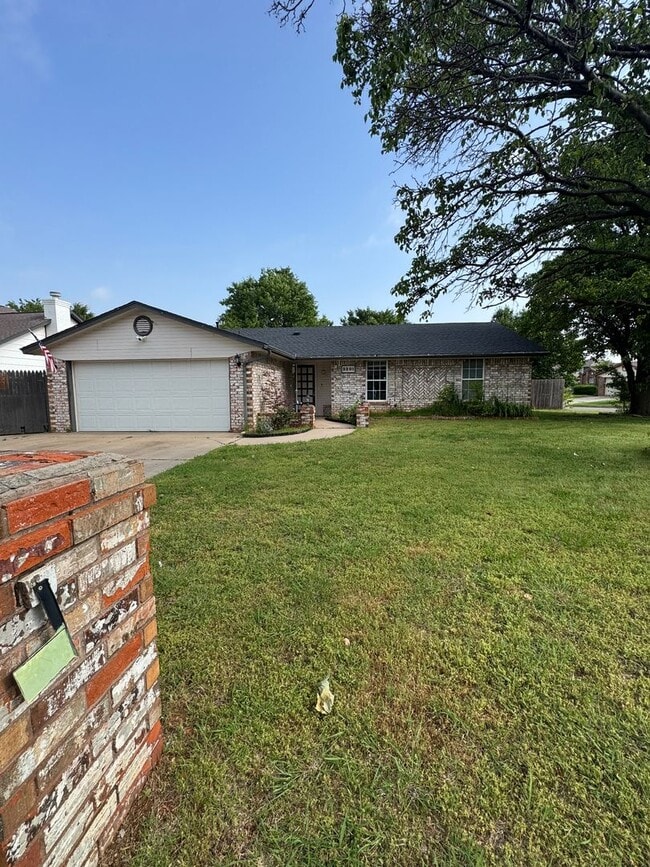 Building Photo - 3 bedroom, 2 bathroom, 2 car garage in Sou... Rental