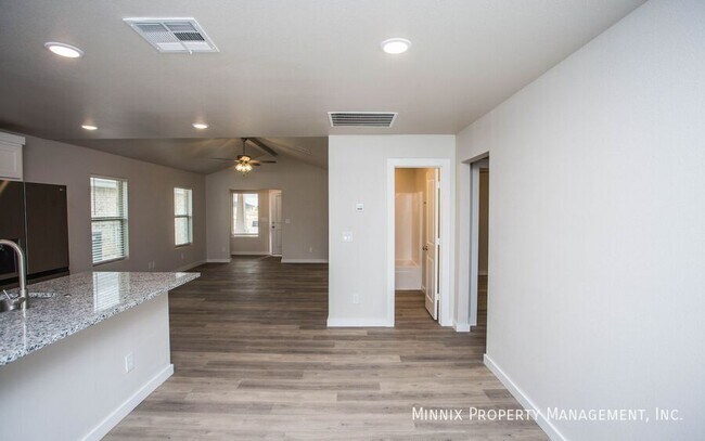 Photo - 327 E 77th St