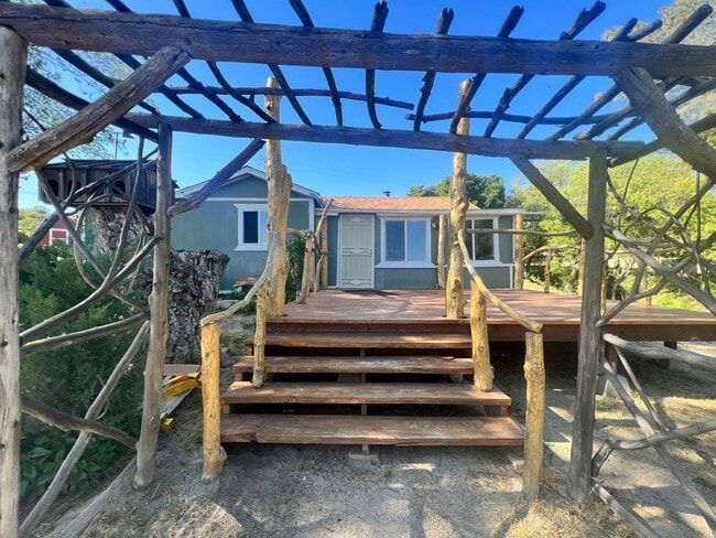 Building Photo - Spacious 3BD, 2BA + ADDITIONAL ROOM/OFFICE... Rental