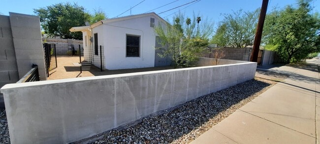 Building Photo - 1401 E Hubbell St