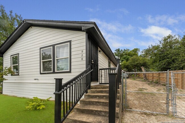 Photo - 928 Hedges St