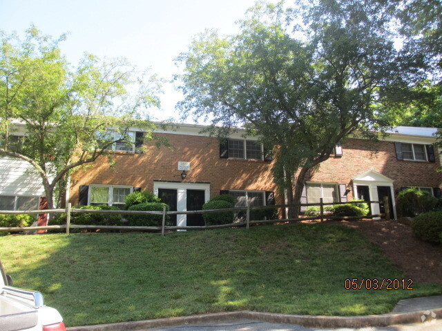 Building Photo - Golf Course Townhome Near WFU!