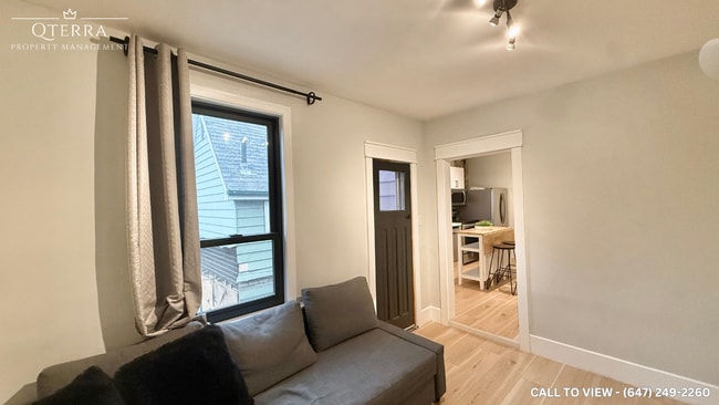 Photo - 251 Silverthorn Av