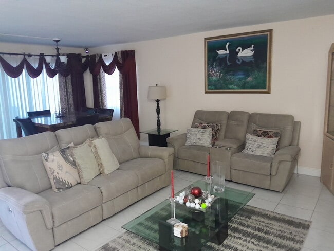 Building Photo - 2551 NW 41st Ave Unit 211