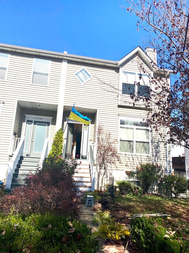 Photo - 5785 Kingsbury Pl