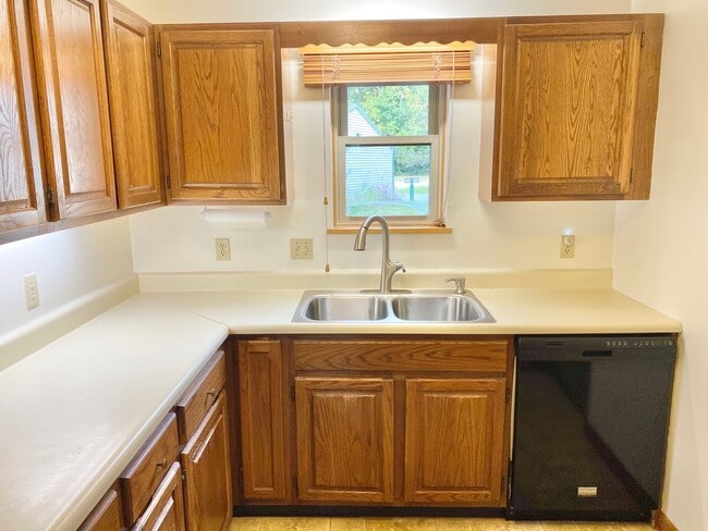 Building Photo - 2 Bedroom Condo in Williston VT Available ...