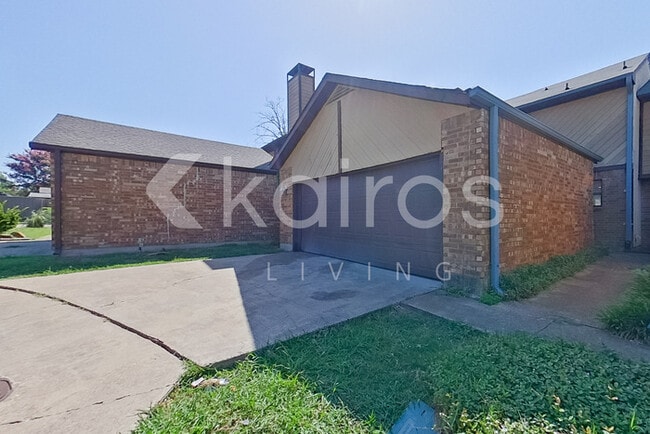 Photo - 834 Courtenay Pl