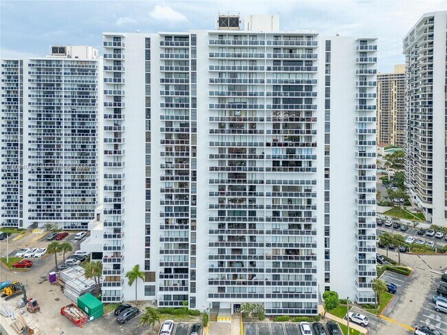 Building Photo - 20505 E Country Club Dr Unit 731 Rental