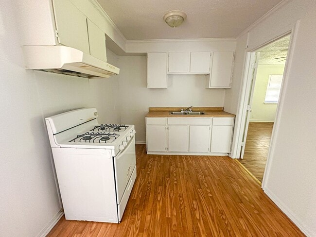 Photo - 3 Bedroom House with Garage and Fenced Yard!!
