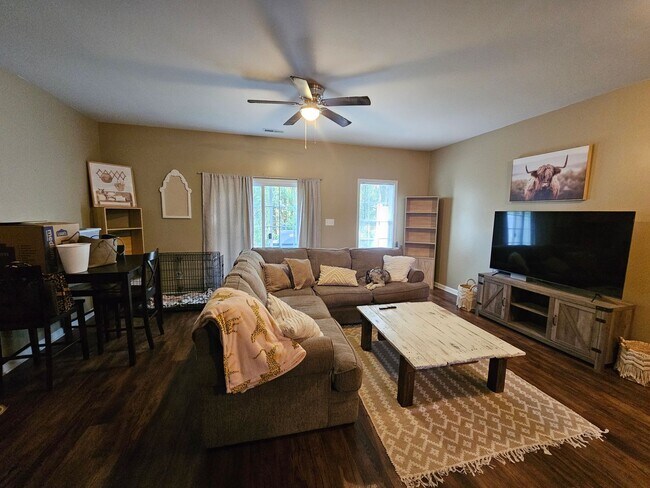 Photo - Spacious & Well Maintained Townhouse!