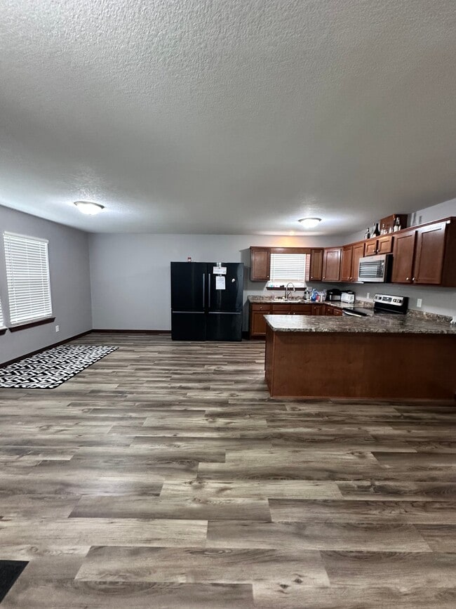 Photo - 911 S Main St