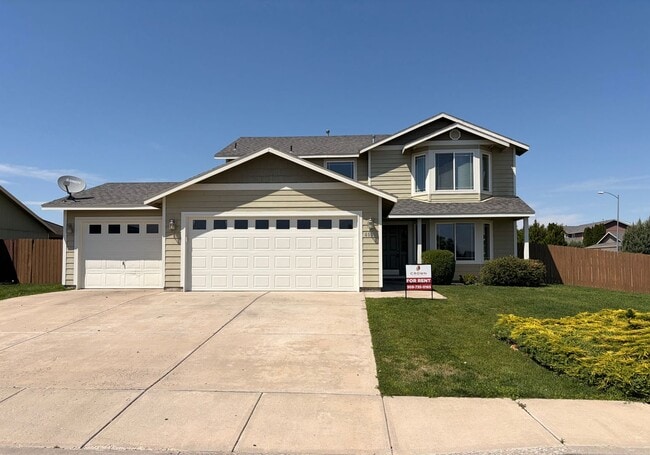 Building Photo - Spacious 4 Bedroom, 2.5 Bath w/3 Car Garage!