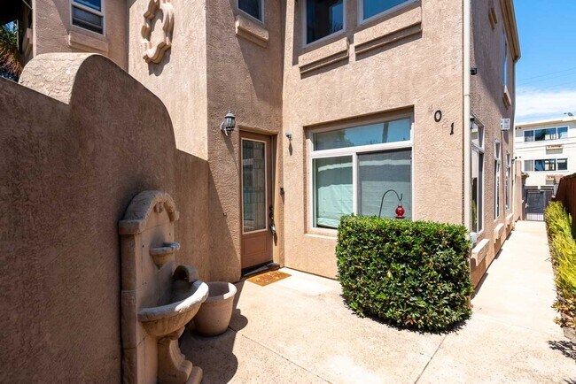 Building Photo - 3 Bedroom Townhome in Crown Point – Pacific Beach