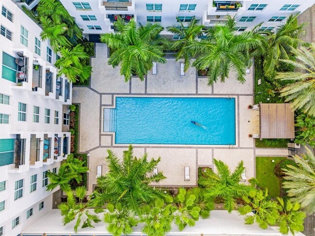 Building Photo - 2421 NE 65th St Unit 309