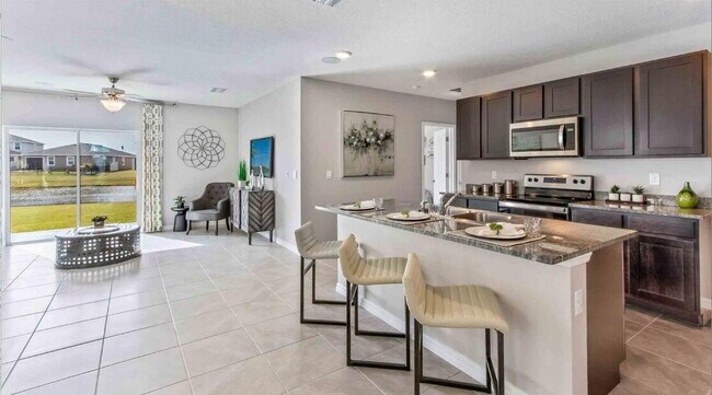 Photo - Spacious 5-Bed Retreat with Granite Elegance in Lakewood Ranch