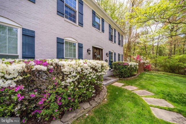 Photo - 2235 Abbotsford Dr