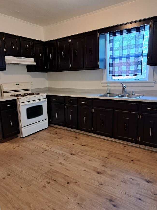 Photo - 1922 Victoria Ave