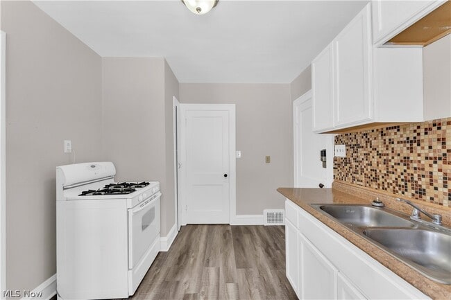 Building Photo - 10602 Langton Ave Unit 2/UP