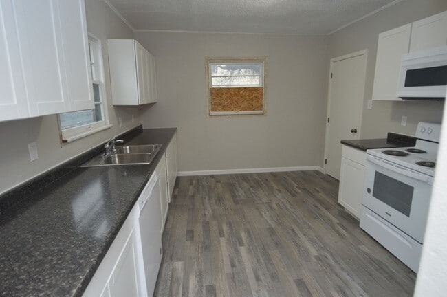 Photo - Fully remodeled 3 bedroom 2 bath near downtown and Greenway!