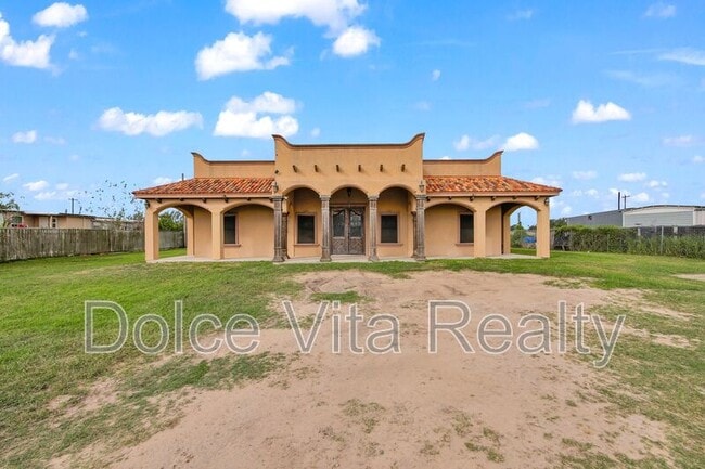 Photo - 825 Carpintero St