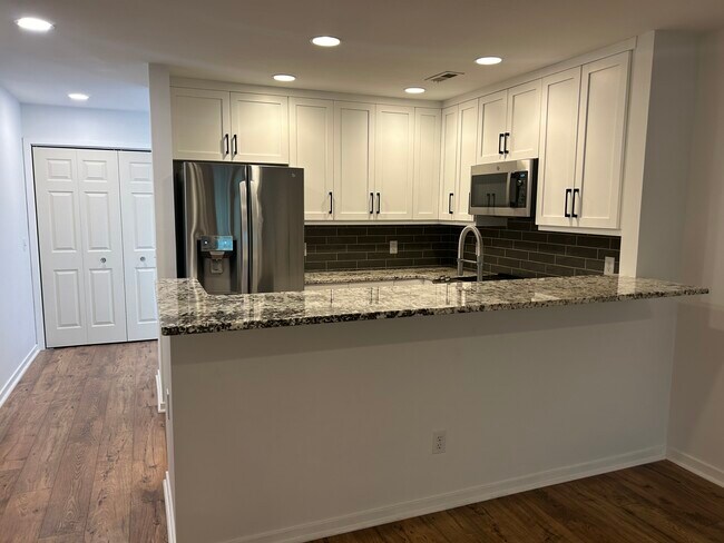 Photo - 1507 Military Cutoff Rd Unidad 227