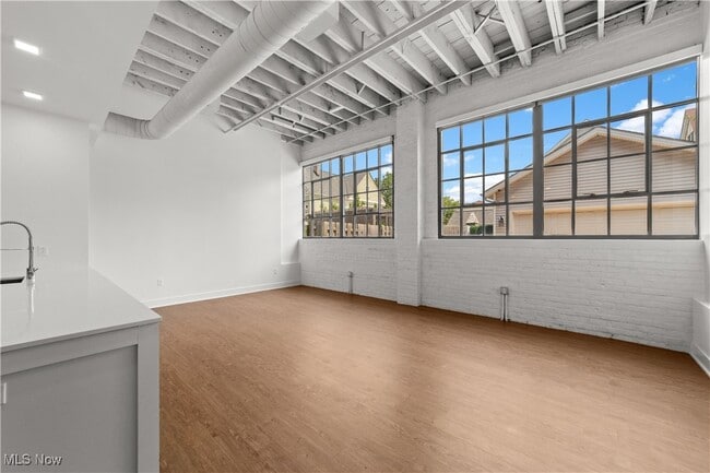 Building Photo - 2048 Fulton Rd Unit 114