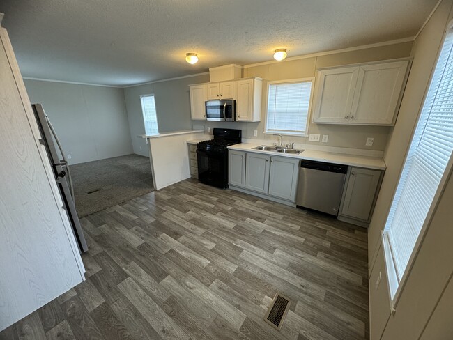 Building Photo - 2417 Birch St Rental