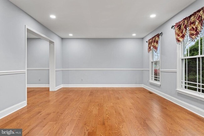 Photo - 125 Scarlet Dr