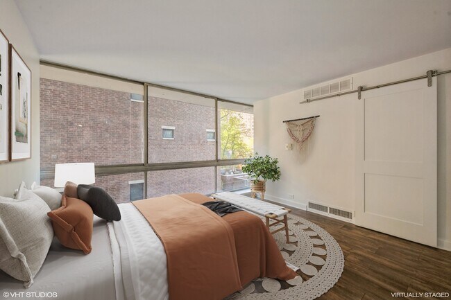 Photo - 320 W Oakdale Ave