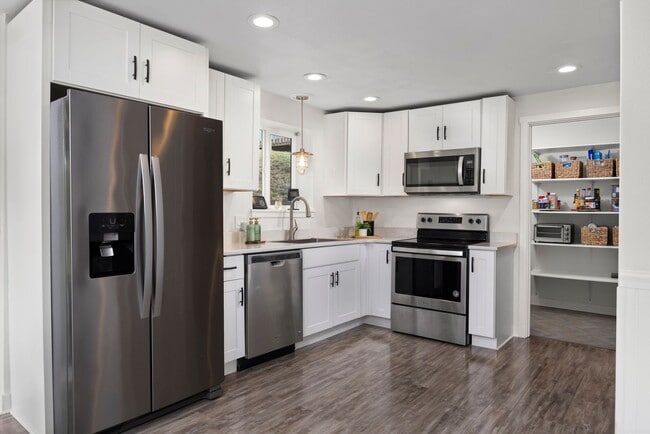Photo - FALL SPECIAL - 1/2 1st month's rent - Styl...