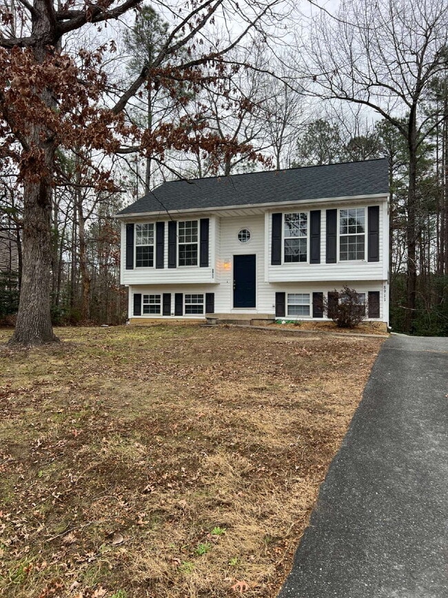 Building Photo - Split foyer home in Lancaster Gate with 3 bedrooms and 1 bathroom. 2 Bedrooms and Bathroom Upstai...