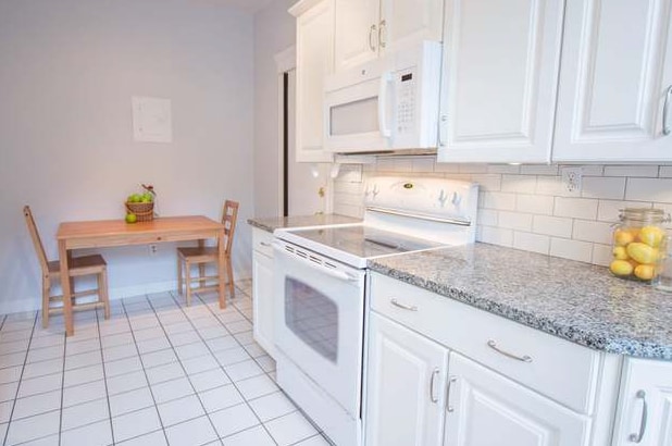 Building Photo - 155 Strathmore Rd Unit 2 Rental