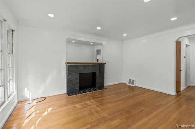 Photo - 8038 Riverdale St