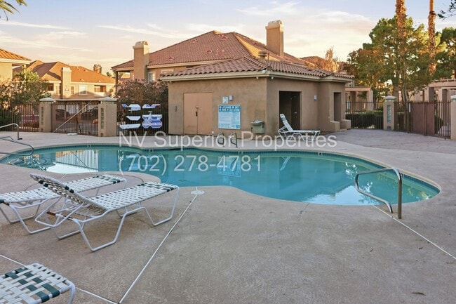Photo - SW!!! 2 Bedroom Condo 1st Floor!! 2 Garage... Unidad 1025