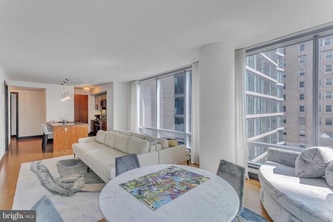 Photo - 1414 S Penn Square Unidad 19H