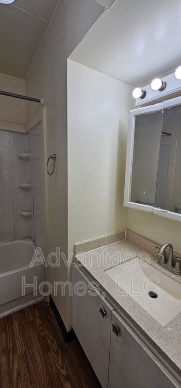 Photo - 824 N 70th St