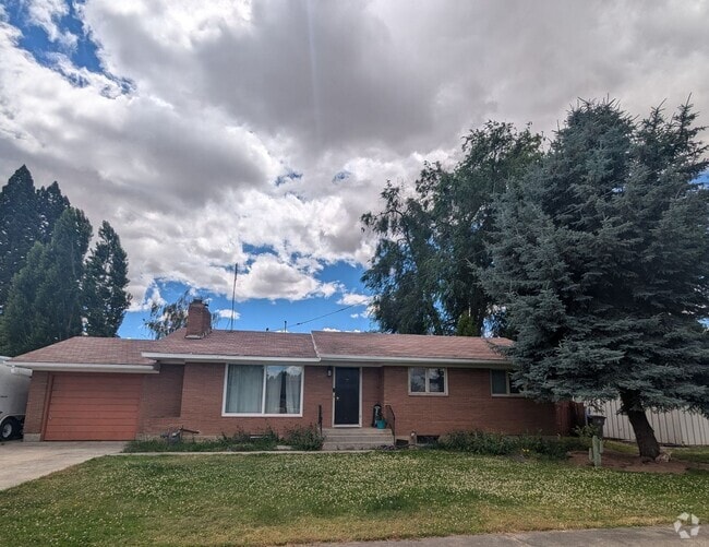 Building Photo - Charming 3 bedroom 1.5 bath Orchards house