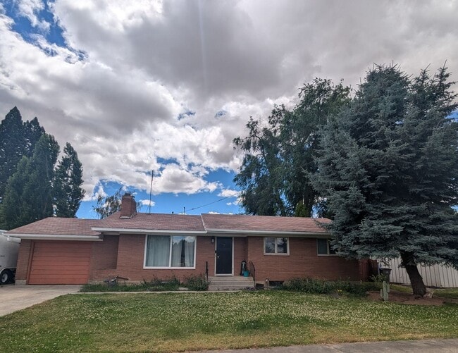 Charming 3 bedroom 1.5 bath Orchards house - Charming 3 bedroom 1.5 bath Orchards house