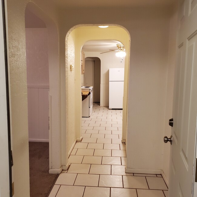 Entrance Way - 429 Arch Ave Apartments Unit A