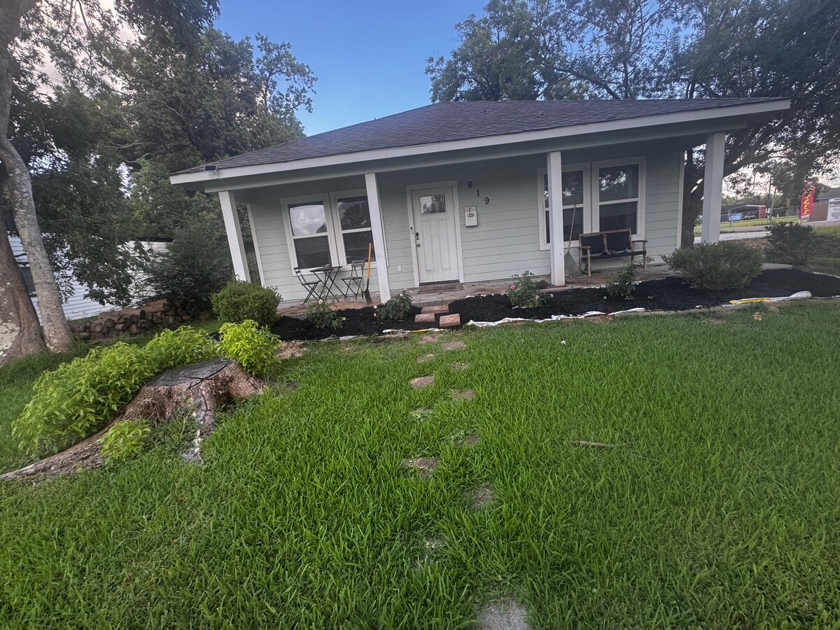 Front of home - 619 Bluebonnet Dr House