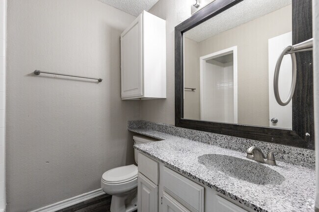2BR, 2.5BA - 1,170SF - Bathroom