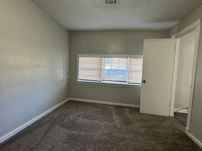 Photo - 1512 NW Hoover Ave