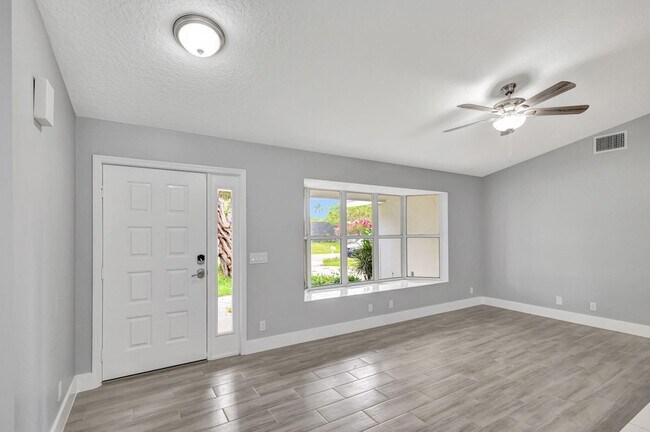 Photo - 843 Azalea Dr