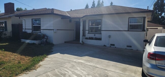 Building Photo - 719 S Walnut