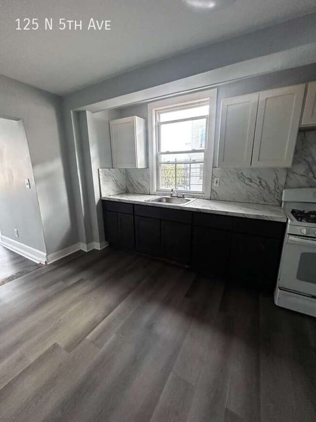 Photo - 125 N 5th Ave